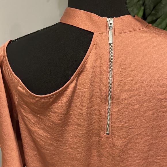 (GUC) Express Open Shoulder Blouse - Picture 4 of 7